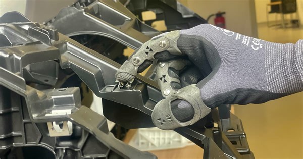 Artus exoskeleton keeps users' fingers from doing what they shouldn't