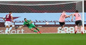 Arsenal fans praise Emi Martinez for penalty save on Aston Villa debut