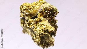 gold nugget spinning on the turntable and the reflection below