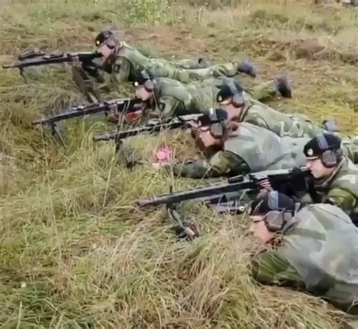 ⭕🇸🇪🇩🇪 Swedish Army soldiers were seen firing Rheinmetall MG3 machine guns, the modern successor to Germany’s legendary MG42 from World War II, a weapon once feared for its devastating rate of fire.