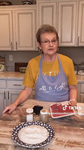 Mama Sue makes Crockpot Cubed Steak! This is such a good Fall dinner and so easy and delicious! #mamasuessouthernkitchen #homewithmamasue #falldinner #dinneridea #cubedsteak #steakrecipe #crockpot #crockpotdinner #crockpotdinnerideas #slowcooker #slowcookerrecipe #dinnerideas #cookingtiktok #cooktok