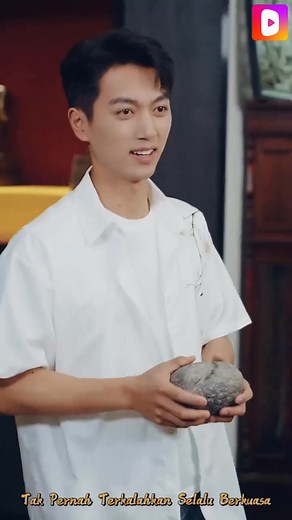 🎬: Tak Pernah Terkalahkan Selalu Berkuasa(Sulih Suara) 🌟Click to WATCH the full series NOW🔗 https://page.dramabuzzs.com/s2l/45989.html 13 tahun lalu, Li Muchen kehilangan kakeknya dan dibawa dewa dari Kunlun. Kini ia kembali sebagai pendekar, bertekad memutus pertunangan lama. Ia bersumpah: Nama keluarganya akan menjadi legasi yang abadi. | DramaKuy Mini