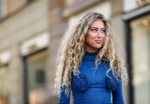 Este es el truco para peinar el pelo rizado que ya utilizaban las abuelas y que ahora han descubierto las mujeres que siguen el método curly