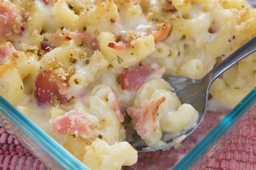 Zapečeni makaroni sa sirom i slaninom