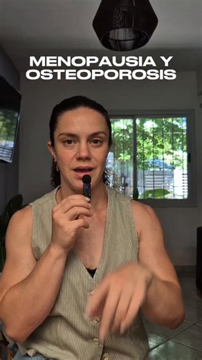 Vale Saglietti | Nutricionista y mamá on Instagram: "El entrenamiento de fuerza es una de las herramientas más efectivas para prevenir osteoporosis, entre otras cosas. A partir de la perimenopausia, los cambios hormonales principalmente la caida en picado de los estrogenos 👉🏼 favorecen la pérdida progresiva de masa ósea. Muchas veces esto no da síntomas.... Y a su vez, a esa edad, es muy común que las mujeres no entrenen, o no hagan fuerza y solo salgan a caminar 🫠 y si... Caminar, moverse y