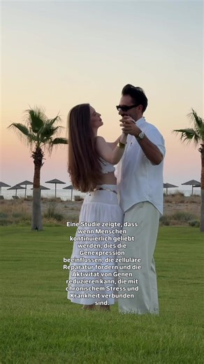 ‼️ 🚨Studien zeigen, dass Menschen, die sich emotional unterstützt fühlen, eine geringere Expression von Genen aufweisen, die mit Entzündung und zellulärer Alterung verbunden sind. 🕊️ Reduziertes Cortisol und erhöhtes Oxytocin helfen dabei, die Transkription in Immunzellen zu regulieren und fördern Reparatur sowie Resilienz.😍 Im Laufe der Zeit unterstützen diese molekularen Effekte eine bessere zelluläre Erhaltung und ein langsameres biologisches Altern. Quelle: Smith, Jennifer et al. „Relatio
