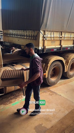 Uma falha no painel… e o problema podia estar contaminando vários sistemas do caminhão. 🚛⚠️ Esse Volvo FH Euro 5 chegou com luz de injeção acesa falha na APM. No diagnóstico, apareceu baixa pressão na bomba do ARLA. No pente fino encontramos: ❌ sujeira no tanque do ARLA ❌ peneira do pescador contaminada ❌ filtro da APM completamente sujo ❌ mangueira da wastegate solta E aqui vai o alerta: um filtro contaminado da APM pode comprometer até componentes da seletora de marcha e sistema de freios. Pr