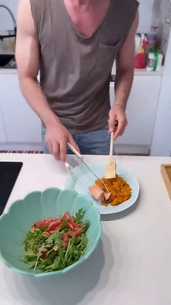 Postas de salmão assadas com limão do quintal e salada simples