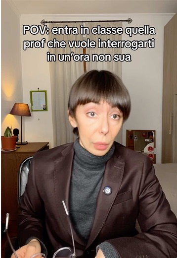 È successo anche a te? 😂 (con: @Alessandro Rolfi🪬) 📹 POV: entra in classe quella professoressa che vuole interrogarti durante un’ora non sua. #pov #school #humor #parodia