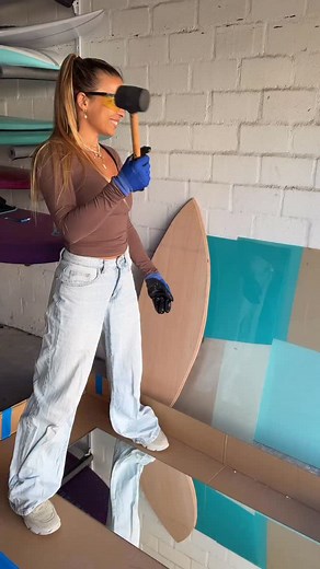 Revealing my latest project 🥰Countless hours spent creating what has become one of my most favourite DIYs ever done 🥹❤️ Never would I have imagined it would turn out like this - who needs puzzles when you can #mosaik ☺️❤️ . #mosaik #diy #wallart #surfart #surfdiy #mosaiksurfboards #beachhouse #beachhouseinterior #inspo #design #diyideas #selfmade #mirror #beachhouseart #mosaikdesign #diyproject | Alina Shalin