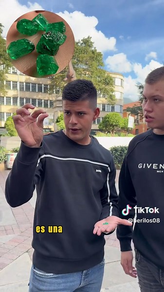 💎 Hoy nos trajeron un lote muy interesante de esmeraldas. La negociación empezó en 50 millones de pesos, pero después de revisar bien cada piedra… José logró cerrarla en 35 millones. 🤝 Un lote con muy buen color y piedras en perfectas condiciones, ideal para convertir en varias joyas. Pero durante la negociación José dijo algo curioso… que una de las piedras tenía “carracochecito” a un lado. Ahora queremos saber algo 👀 ¿Ustedes saben qué significa “carracochecito” en el mundo de las esmeralda