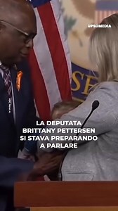 Brittany Pettersen stava per parlare alla stampa quando il collega Jim Clyburn le ha tenuto il bambino senza pensarci due volte. | Rita