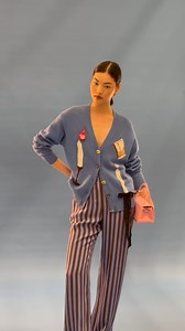 @marcjacobs is revitalising your summer wardrobe with the Mini Dual Leather Bag 💞 Featuring a sleek top handle, silver-tone hardware, and the signature Double-J logo plaque for a bold finish. Shop now via the link: https://bit.ly/4bErlRX 🔍 Marc Jacobs, Luxury Bags, Mini Bag, Handbag Trends, Designer Accessories, Statement Piece, Outfit Inspo, Styling, SS25 | Coggles