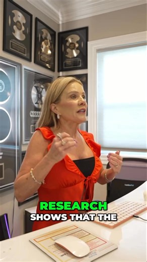 What’s perfection actually made you? Clients… or excuses?🤔 Every time you re-record that video… Every time you tell yourself it’s not good enough to post… You’re not protecting your business. You’re strangling it.👀 Nobody hires the person they don’t see. And nobody connects with “perfect.” They connect with real. Perfection has never made you a client. Posting consistently? That’s what builds trust. That’s what grows businesses. So ask yourself again: Is perfection building your business… or k