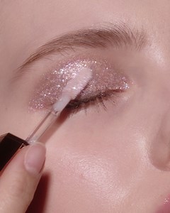 ✨ Ab sofort bei @douglas_cosmetics Online und über die App erhältlich. ⠀ Mit dem Dear Dahlia Paradise Shine Eye Sequins sind Sie der Star ✨ ✔️ Farbe : Paradise Shine Eye Sequins #Muse ⠀ Die leichte, wasserbasierte Formel lässt sich mühelos auftragen und zieht schnell ein. Mit minimalem Aufwand, lässt sich ein glattes, nicht klebendes Finish kreieren. Die 6 alltagstauglichen Farben in verschiedenen Schattierungen, bieten hochpigmentierten Glanz für strahlende Augen 💖 ⠀ #DearDahlia #Douglas #Doug