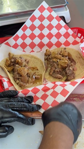 24 reactions | Ese momento exacto en el que el taco pasa de bueno a inolvidable . Carnitas recién hechas, chicharrón crujiente y la receta perfecta para romper la dieta (otra vez). Y ahora cuéntanos… ¿tú también le pones chicharrón encima o lo mezclas todo?   Calzada de las Águilas, esquina con calle México ⏰ De 9 am a 4 pm | CERRADO LOS MIÉRCOLES | Don Porkyrio | Facebook