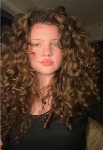 I will always love translations like these lol, it’s the musically addicted 6th grader in me😹😹 #curly #viral #influencer #viral #curlyproducts