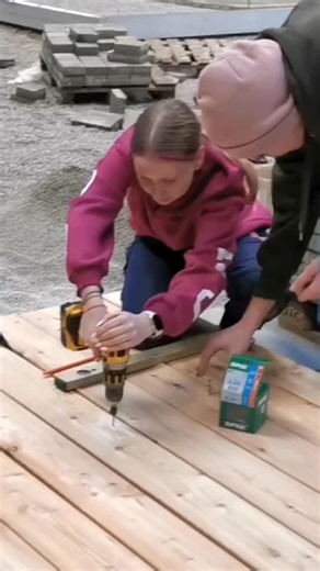 Gartenbauschule Langenlois on Instagram: "FS2 in der Praxis 🔨🌿 Holzsteg & Holzdecke selbst gebaut 💪 In der Gartenbautechnik-Praxis lernte die FS2, wie aus Planung, Maßarbeit und Teamwork stabile Holzkonstruktionen entstehen. 👉 Genau das macht unsere Ausbildung aus: Anpacken, lernen, umsetzen. #gartenbauschulelangenlois #fs2 #gartenbautechnik #praxisunterricht #holzbau landschaftsbau lernenmitdenhänden naturinhänden"