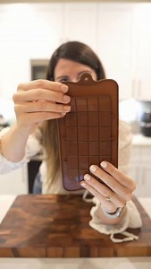 CHOCOLATE CRUJIENTE🍫saludable, fácil y con solo 2 ingredientes! Solo necesitas 100gr de quinoa y 100gr de chocolate 80%, sigue los pasos del vídeo, refrigera mínimo 1 hora y listo!! A DISFRUTAAAR⚡️ #recetasfaciles #recetasrapidas #recetasfit #recetascaseras #chocolatesaludable #chocolatebar #postrefacil #chocolaterecipes | annappleaday_