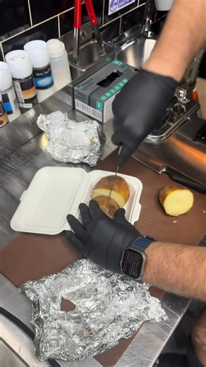 CRISPY jacket spud loaded right 👀🥔 Chilli con carne 🌶️ Garlic butter 🧄 Crispy fried onions ✨ Salt & pepper to finish… UNREAL 🔥 | KingSpud - Worthing