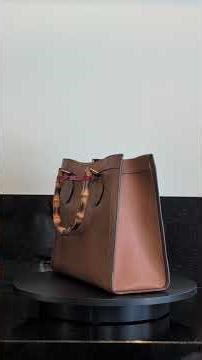 A stunning Vintage leather Gucci Diana bamboo tote bag in Camel Brown! Ready to use. No peeling!