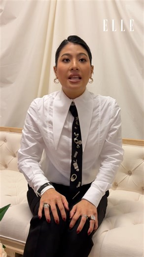 #ELLERadar สมเด็จพระเจ้าลูกเธอ เจ้าฟ้าสิริวัณณวรี นารีรัตนราชกัญญา ทรงประธานสัมภาษณ์พิเศษถึงเรื่องราวเบื้องหลังการรังสรรค์หลากลุคของแบรนด์ SIRIVANNAVARI คอลเล็กชั่น Autumn/Winter 2026 'Echoes of Altitudes' ที่ถ่ายทอดเรื่องราวแห่งการเดินทางสู่ผืนป่าและเทือกเขา การเก็บเกี่ยวประสบการณ์ระหว่างทาง จนกลายมาเป็นเสื้อผ้าและแอ็กเซสเซอรี่ส์ที่แฝงความสปอร์ต มาในดีไซน์ที่สดใหม่และโดดเด่นด้วยวอลลุ่ม และสีสันที่เติมความสนุกให้ฤดูใบไม้ผลิและฤดูหนาว โดยอาศัยเทคนิคคราฟต์แมนชิปที่น่าสนใจ ตลอดจนวัสดุนานาชนิด รวมถึ