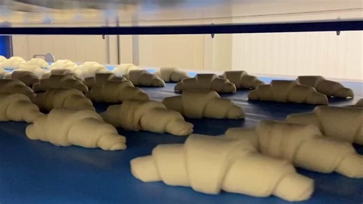 AMF’s best-in-class sheeting and laminating systems give bakers full control over dough development, ensuring consistent layers, perfect texture, and flawless shape. Whether producing traditional, filled, or mini croissants. From sheeting to shaping to precise topping application, every step is automated with gentle dough handling that maintains that signature buttery bite. 🔻 Consistent lamination for premium quality 🔻 Gentle handling for any dough type 🔻 Accurate topping control for perfect 