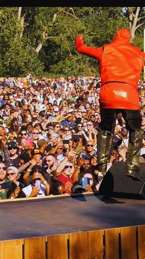 The stage was blazing, the crowd was electric, and the message was powerful — That Day Will Come! 🔥 Capleton bringing the 🔥 and the truth to Amsterdam. Captured perfectly by 🎥 Reggae live concerts. #Capleton #LiveReggae #RootsAndCulture #AmsterdamVibes | Reggae-agenda