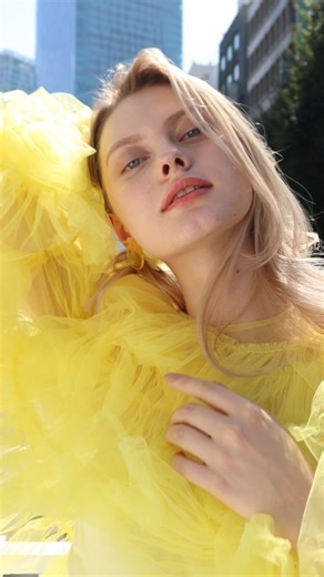 Fotografar pessoas andando na rua, um trem em movimento, um grupo dançando ou um pássaro voando são cliques em que cada segundo importa. E, nisso, a PowerShot V1 pode ajudar muito. Leve e prática, é uma câmera feita para quem vive o agora e adora registrar cenários espontâneos e cheios de movimento. Ela conta com um sensor de grandes dimensões, de 1,4", objetiva ultragrande-angular f/2.8 incorporada, rastreamento de foco pelo olho e áudio de alta qualidade para capturar conteúdos em movimento. É