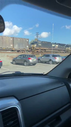 Ns 62V east empty trash train at Union station in union nj