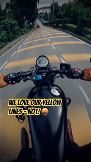 Triumph Bobber | Yellow Lines