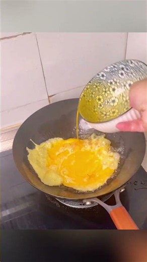 Quick and easy tomato scrambled eggs for a perfect meal