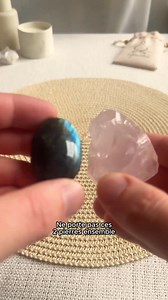 Labradorite Quartz rose = combo à éviter ! ⛔ La labradorite protège et renforce l’intuition, le quartz rose favorise l’amour et la douceur. L’une te garde à l’abri, l’autre t’ouvre au cœur. Résultat : ton énergie devient déséquilibrée. À la place : Labradorite obsidienne noire = protection renforcée. Quartz rose améthyste = sérénité et guérison émotionnelle. #lithotherapie #labradorite #quartzrose #cristaux #énergie #pierresnaturelles | Mybouddha