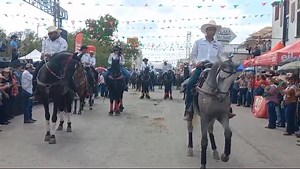 SABINAS, COAHUILA.- Así se vive el ambiente en Sabinas, un maravilloso espectáculo ecuestre conquista a los espectadores, al paso de la Cabalgata. | La Prensa de Coahuila