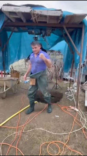 671 reactions · 122 shares | O puscat pânza freatică, sunt tot ud din cap până în picioare , pompa de apa merge fără oprire  #wastermanagement #energyefficient #homeimprovement #investment #waterproof | Șolea Mihai | Facebook