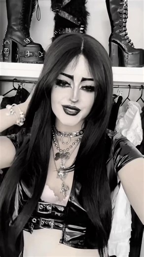 B✿bie ♡lien on Instagram: "I really wanna try trad goth makeup but I’m scared I’ll fuck it up😭🖤"