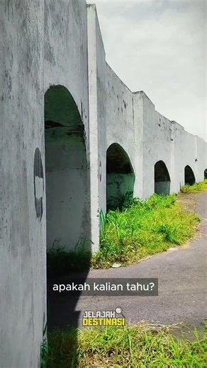 Jelajah Destinasi on Instagram: "Apakah kalian tahu? Kanal Van der Wijck atau Buk Renteng, merupakan saluran irigasi peninggalan kolonial Belanda di Kabupaten Sleman. kanal Van der Wijck tampak unik karena bentuk saluran air yang tinggi dan panjang dengan konstruksi lengkung. Sementara bagian bawahnya terdapat terowongan yang bisa dilewati kendaraan. Selokan ini dibangun pada masa pemerintahan Hindia Belanda, sekitar tahun 1909, dengan teknologi berbasis gravitasi. Selokan tersebut memiliki usia