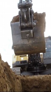 🎥 Scopri l'ECR235E di Volvo CE! 🚜✨ Un escavatore che offre grande produttività in spazi ristretti! 🔹 Comfort in cabina: Visibilità a 360° e comandi ergonomici per un'esperienza di lavoro senza pari. 🔹 Prestazioni superiori: Motore Stage V e impianto idraulico avanzato per un'efficienza eccezionale. 🔹 Tecnologia all'avanguardia: Telecamera laterale, Tilt Rotator e telematica Caretrack per massimizzare la tua produttività! Contatta il tuo rivenditore locale per maggiori informazioni. 👉 https