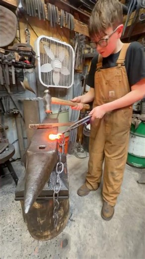 Colt forge welding chain links w/different methods https://fireironforge.com/classes #fireironforge