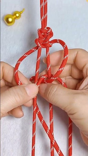 Instructions for how to weave a paracord bracelet