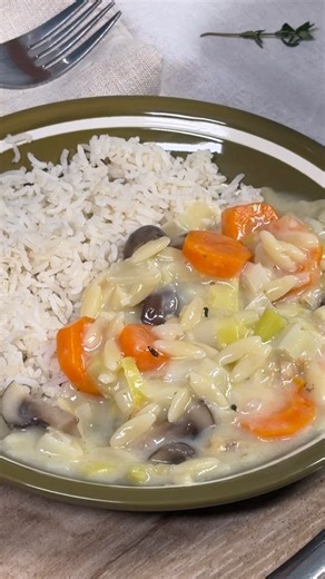 À Taaable ! 😍 Au menu aujourd'hui : une blanquette façon one pot, ça vous fera moins de vaisselle ! 🍗 La recette 👇 Ingrédients (pour 4 personnes) 600 g de hauts de cuisse de poulet désossés 4 carottes 2 blancs de poireaux 250 g de champignons de Paris 1 oignon 2 gousses d’ail 70 cl de bouillon de volaille 15 cl de crème fraîche 1 branche de thym 1 c. à soupe de jus de citron 1 c de moutarde Sel, poivre Préparation : Couper les poireaux en rondelles. Éplucher les carottes et les couper en rond