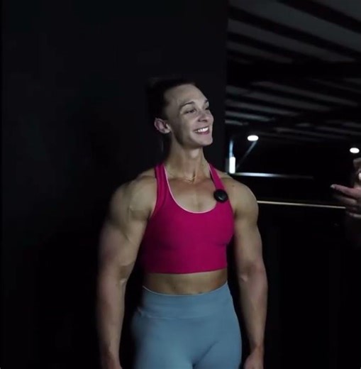 Incredible Female Bodybuilder Muscle Posing Routine!