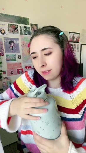 La niña que se cree tierna: Ayuda con la botella