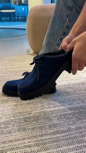 Emily - Mule Feminino Tratorado Camurça com Cadarço Azul Escuro