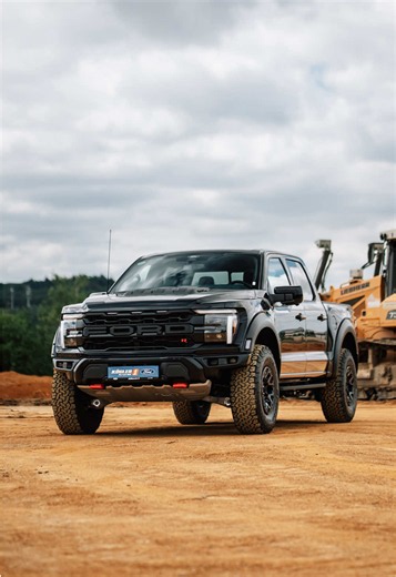 Groß, größer, F-150 Raptor R! 💪 Der größte Pick-up, den wir auf Lager haben. Sofort verfügbar und deutschlandweit kostenlos zu dir geliefert. 🛻 Jetzt Ford F150 kaufen!