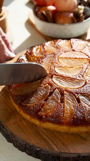 This delicious Apple Upside Down Cake features a caramel apple topping, and a fluffy spiced cake. Full recipe: https://www.piesandtacos.com/apple-upside-down-cake/ Apple Topping 1 apple 1/2 tsp cinnamon powder 1/4 tsp nutmeg Caramel 1 cup granulated sugar (200 grams) 1 tbsp corn syrup, or glucose 1/4 cup water (60 ml) Cake Batter 1 1/2 cup all-purpose flour (191 grams) 1 tsp baking power 1/4 tsp salt 1 tsp cinnamon powder 1/2 tsp nutmeg 3/4 cup unsalted butter room temperature (170 grams) 1 cup