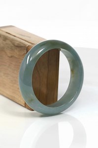 🎶 The Sound of Real Jade: Timeless and Unique 🎶 Does the shape or thickness of a jade bangle affect its sound? Yes—but real jade always has that distinct, solid timbre you can’t miss. From wide bangles to petite ones, each piece rings out with the same beautiful tone. Compare that to treated jade, which sounds dull and hollow. Listen to the difference and let us know—can you hear the real jade sound? 💚 Follow us for more jade tips and tricks! #jadebangle #realjade #jadesound #jadeeducation #j