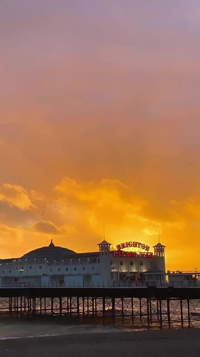 Brighton Beach is truly a wonderful place to relax. It’s so peaceful during a Winter’s sunset, especially when the Starlings are flying around in a murmuration! Summer however I wouldn’t say it’s peaceful, but there’s definitely a vibe! 😘🌅 🫶