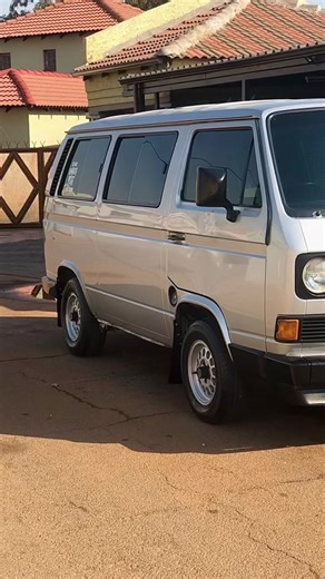 Microbus 2.5: A Stylish Ride with VW T3 Lifestyle