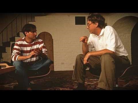 Adoptado, sin universidad, sin dinero. Creó lo que todos llevan en el bolsillo.